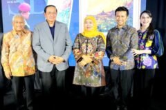 Tokoh pendidikan Mohammad Nuh, Presiden ke-6 RI Susilo Bambang Yudhoyono (SBY), Gubernur Jatim Khofifah Indar Parawansa, Wagub Jatim Emil Elestianto Dardak, dan Ketua TP PKK Jatim Arumi Bachsin berfoto bersama di sela-sela momen pembukaan Pameran Tunggal Lukisan SBY di Voza Tower, Surabaya.