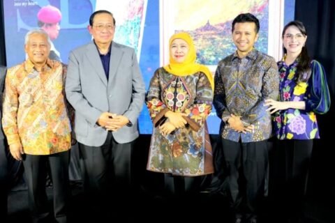 Tokoh pendidikan Mohammad Nuh, Presiden ke-6 RI Susilo Bambang Yudhoyono (SBY), Gubernur Jatim Khofifah Indar Parawansa, Wagub Jatim Emil Elestianto Dardak, dan Ketua TP PKK Jatim Arumi Bachsin berfoto bersama di sela-sela momen pembukaan Pameran Tunggal Lukisan SBY di Voza Tower, Surabaya.