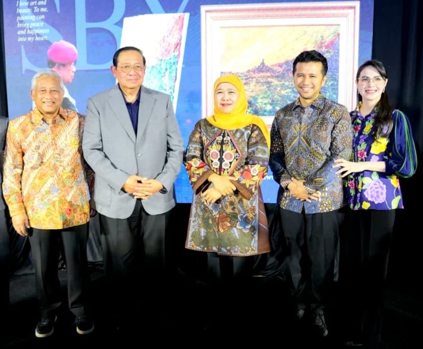 Tokoh pendidikan Mohammad Nuh, Presiden ke-6 RI Susilo Bambang Yudhoyono (SBY), Gubernur Jatim Khofifah Indar Parawansa, Wagub Jatim Emil Elestianto Dardak, dan Ketua TP PKK Jatim Arumi Bachsin berfoto bersama di sela-sela momen pembukaan Pameran Tunggal Lukisan SBY di Voza Tower, Surabaya.