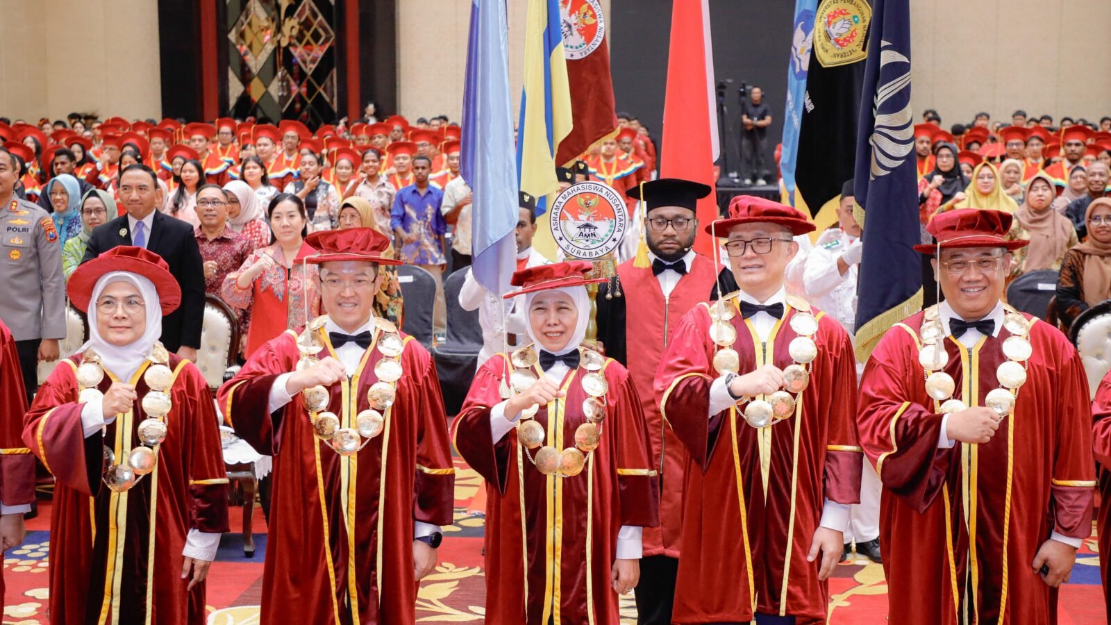 Wisuda 305 mahasiswa Angkatan Pertama penerima beasiswa AMN Surabaya di Trans Luxury Hotel Surabaya
