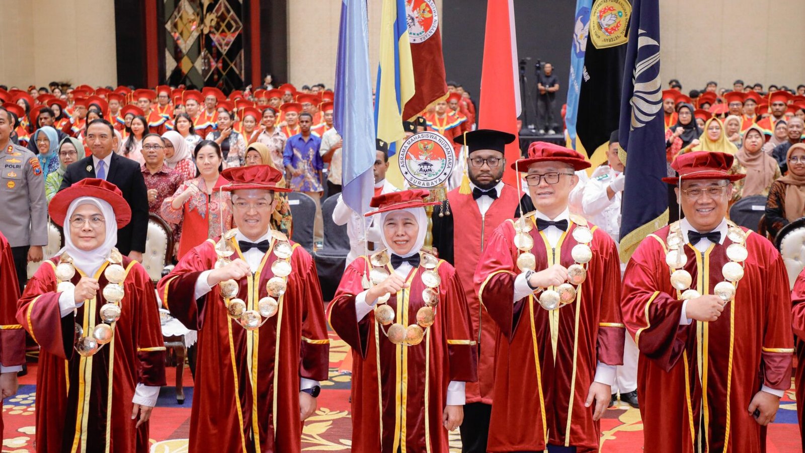 Wisuda 305 mahasiswa Angkatan Pertama penerima beasiswa AMN Surabaya di Trans Luxury Hotel Surabaya