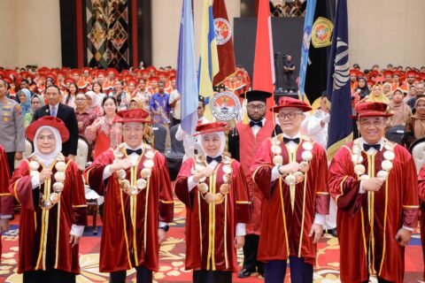 Wisuda 305 mahasiswa Angkatan Pertama penerima beasiswa AMN Surabaya di Trans Luxury Hotel Surabaya