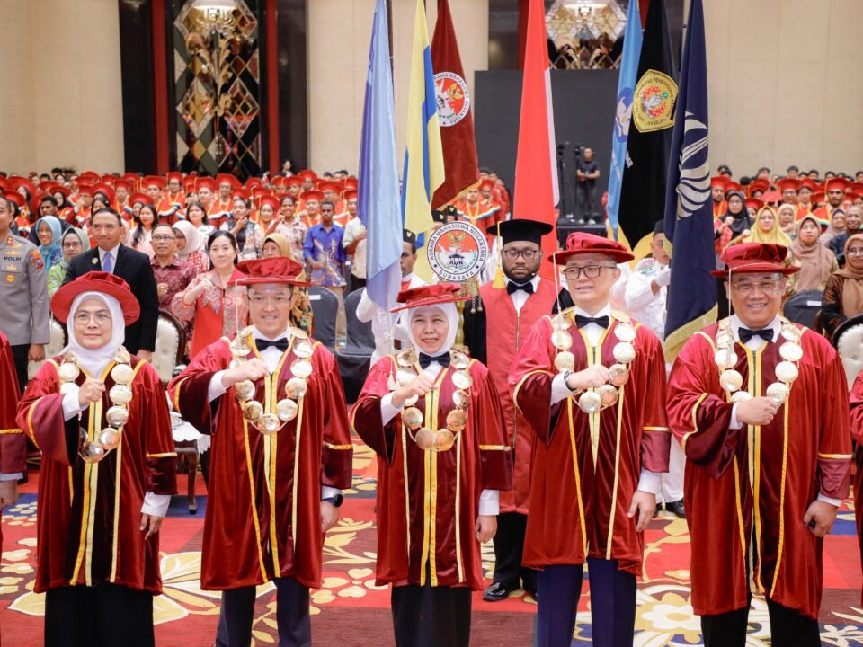 Wisuda 305 mahasiswa Angkatan Pertama penerima beasiswa AMN Surabaya di Trans Luxury Hotel Surabaya