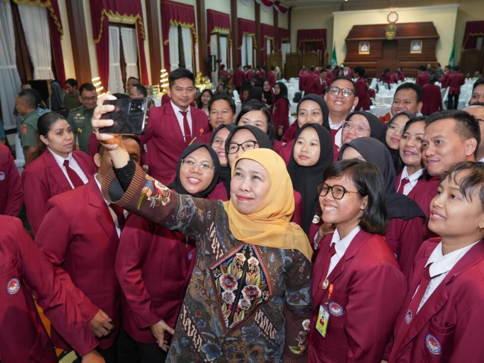 Gubernur Khofifah bersama 109 Mahasiswa Unhan