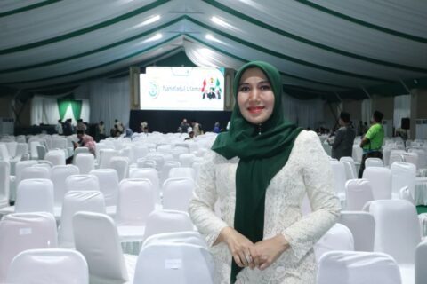 Anggota DPD RI asal Jawa Timur, Dr. Lia Istifhama (Ning Lia), saat menghadiri arena Muktamar ke-35 Nahdlatul Ulama di Pondok Pesantren Bahrul Ulum Tambakberas, Jombang.