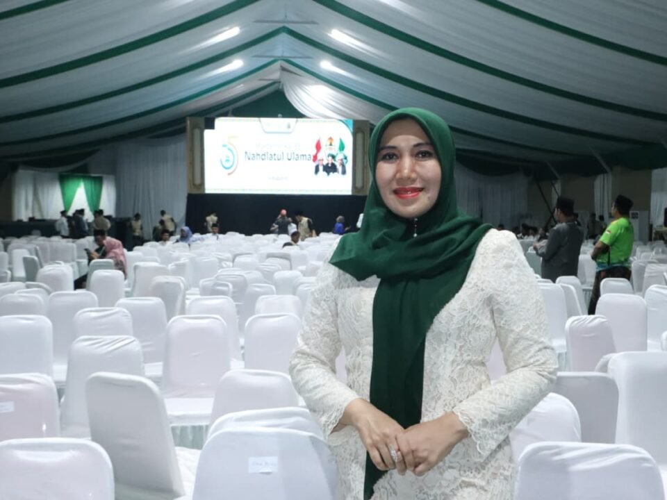 Anggota DPD RI asal Jawa Timur, Dr. Lia Istifhama (Ning Lia), saat menghadiri arena Muktamar ke-35 Nahdlatul Ulama di Pondok Pesantren Bahrul Ulum Tambakberas, Jombang.