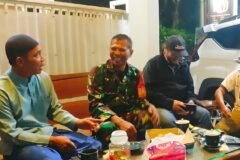 Penuh keakraban, Babinsa Bakalkrajan Sertu Ali berbincang hangat dan santai bersama warga saat menggelar patroli dialogis malam di Kelurahan Bakalkrajan, Sukun, Kota Malang, Minggu (20/09).