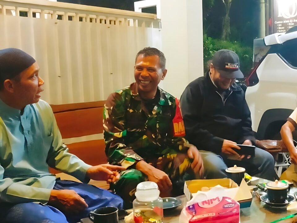 Penuh keakraban, Babinsa Bakalkrajan Sertu Ali berbincang hangat dan santai bersama warga saat menggelar patroli dialogis malam di Kelurahan Bakalkrajan, Sukun, Kota Malang, Minggu (20/09).
