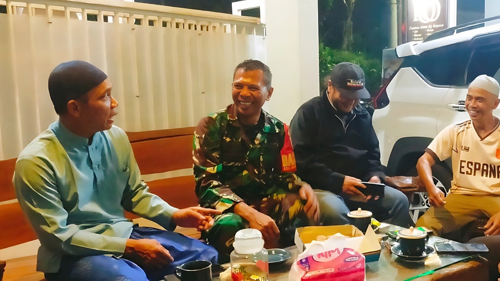 Penuh keakraban, Babinsa Bakalkrajan Sertu Ali berbincang hangat dan santai bersama warga saat menggelar patroli dialogis malam di Kelurahan Bakalkrajan, Sukun, Kota Malang, Minggu (20/09).