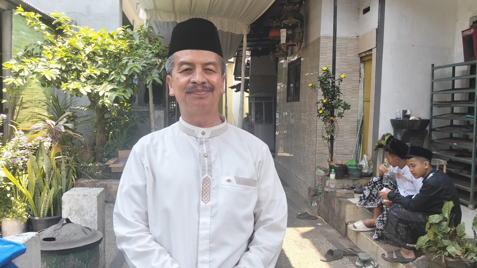H Samsudin foto di depan ndalem Gus Taqiyuddin, salah satu putra KH Masduki Mahfud yang berada di area PPSNH (Pondok Pesantren Salafiyah Nurul Huda) Mergosono Kota Malang