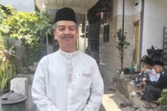 H Samsudin foto di depan ndalem Gus Taqiyuddin, salah satu putra KH Masduki Mahfud yang berada di area PPSNH (Pondok Pesantren Salafiyah Nurul Huda) Mergosono Kota Malang