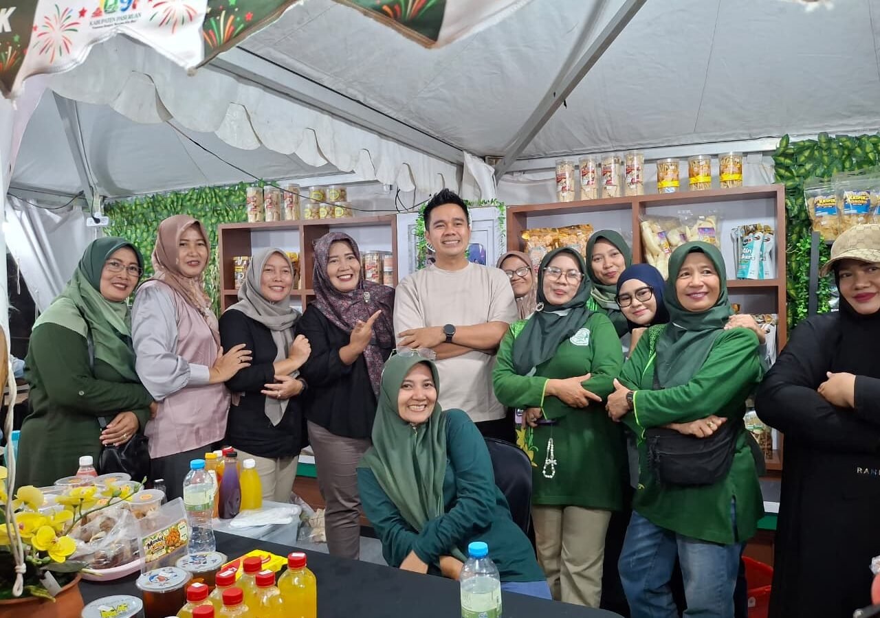 Wakil Ketua DPRD Kabupaten Pasuruan Muhammad Zaini bersama para pengurus KOMPAKK di stan Pekan Raya