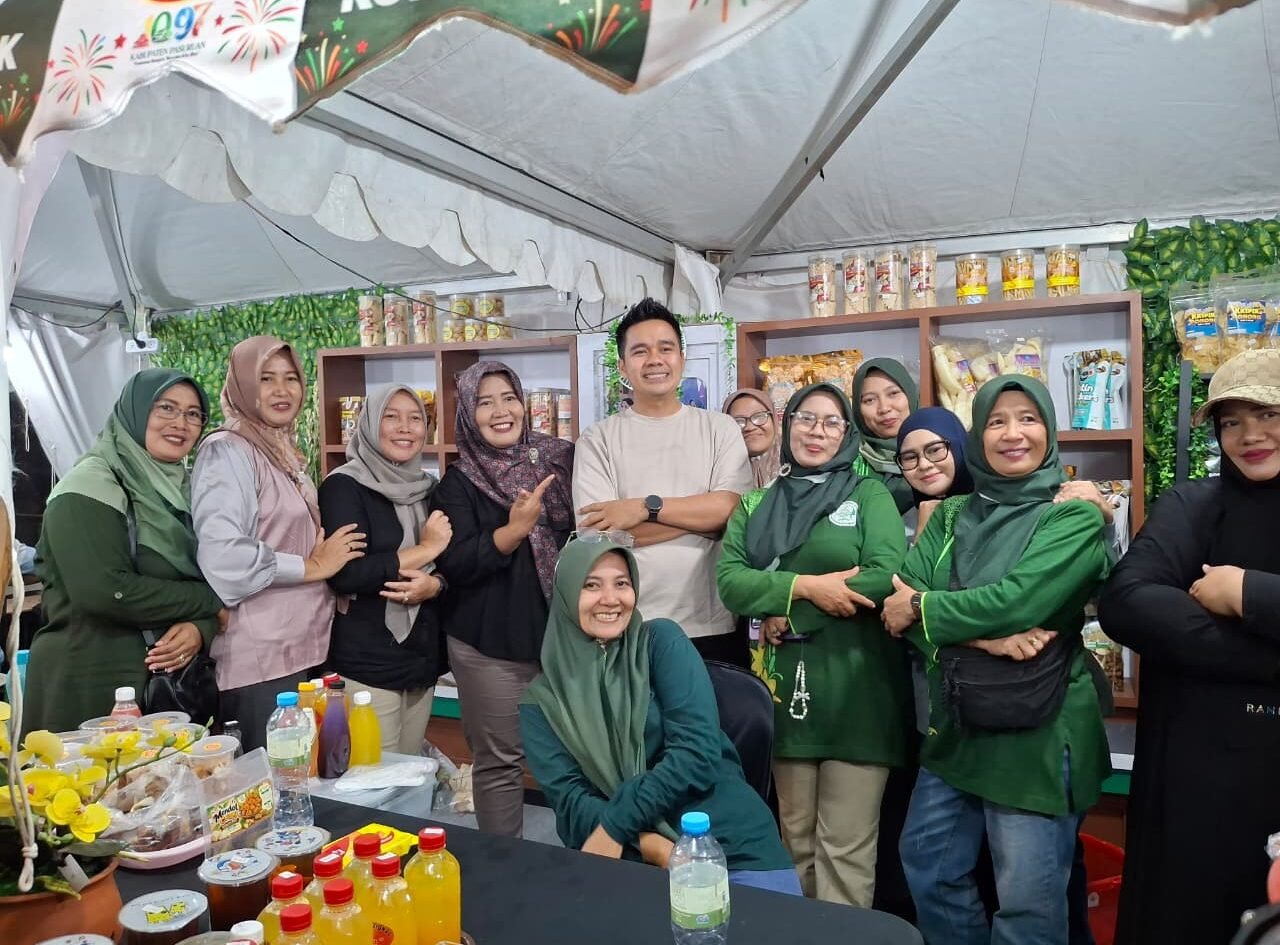 Wakil Ketua DPRD Kabupaten Pasuruan Muhammad Zaini bersama para pengurus KOMPAKK di stan Pekan Raya