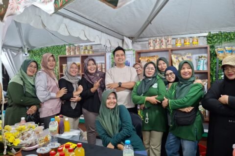 Wakil Ketua DPRD Kabupaten Pasuruan Muhammad Zaini bersama para pengurus KOMPAKK di stan Pekan Raya