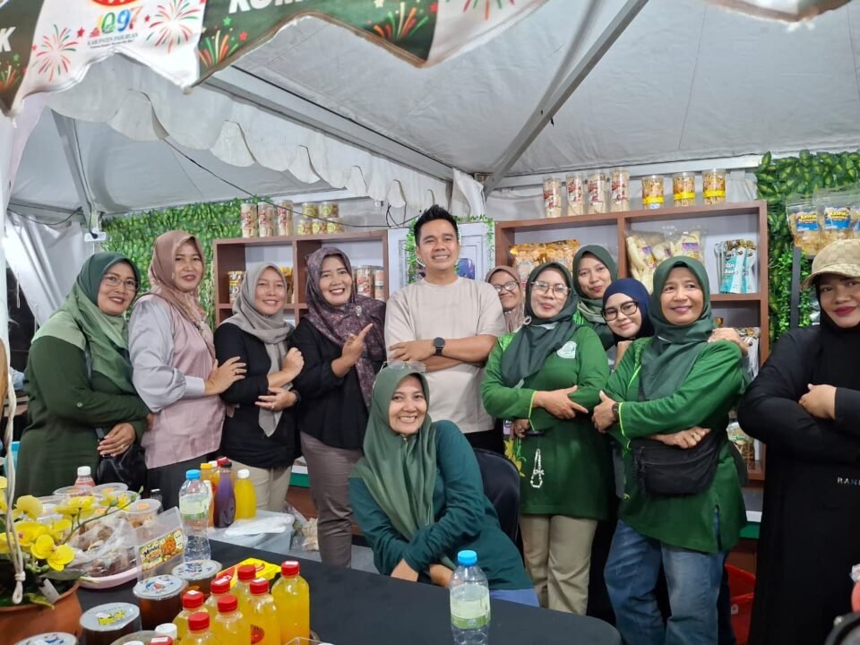 Wakil Ketua DPRD Kabupaten Pasuruan Muhammad Zaini bersama para pengurus KOMPAKK di stan Pekan Raya