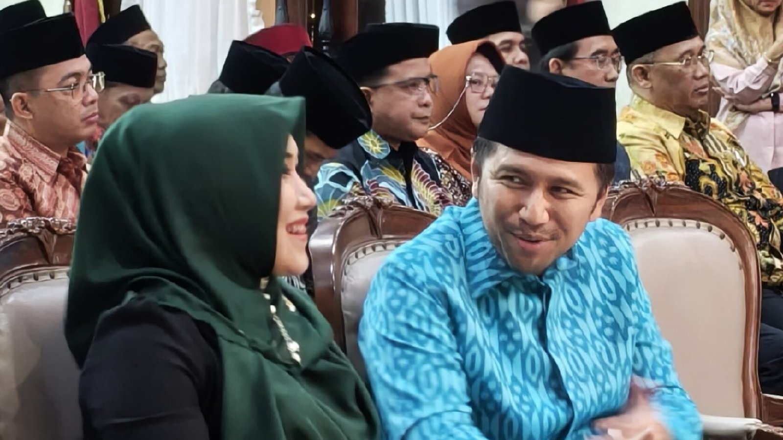 Wakil Gubernur Jatim Emil Elestianto Dardak berbincang akrab bersama Anggota DPD RI terpilih Dr. Lia Istifhama (Ning Lia) di sela prosesi Pengukuhan Pengurus ICMI Orwil Jawa Timur di Gedung Negara Grahadi, Surabaya.