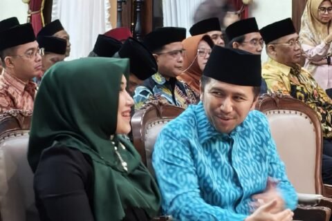 Wakil Gubernur Jatim Emil Elestianto Dardak berbincang akrab bersama Anggota DPD RI terpilih Dr. Lia Istifhama (Ning Lia) di sela prosesi Pengukuhan Pengurus ICMI Orwil Jawa Timur di Gedung Negara Grahadi, Surabaya.