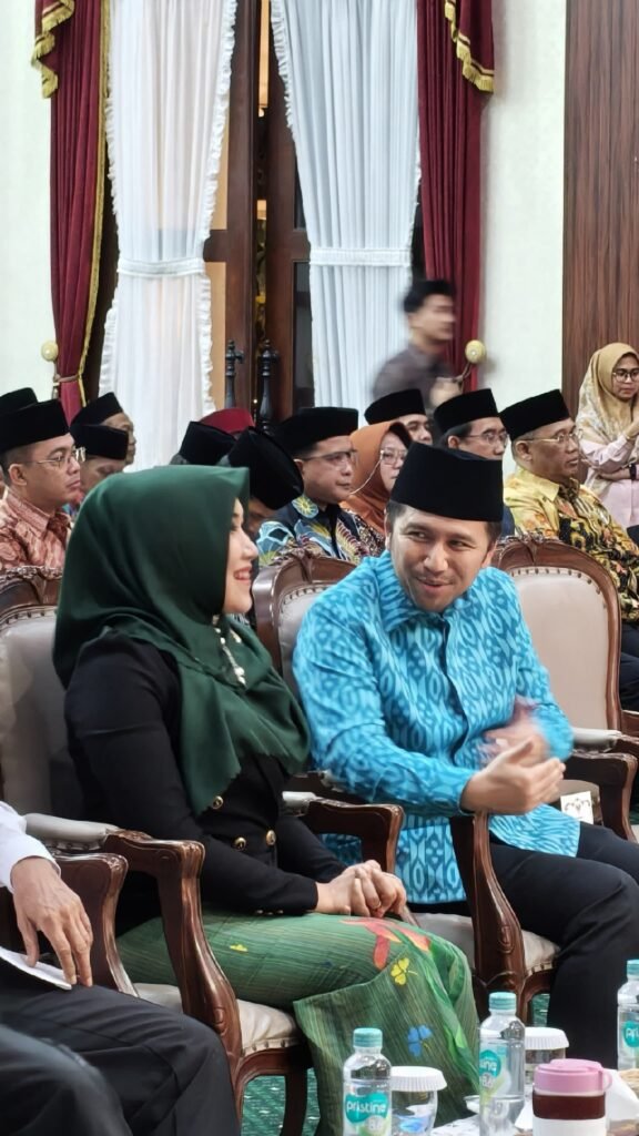 Wakil Gubernur Jatim Emil Elestianto Dardak berbincang akrab bersama Anggota DPD RI terpilih Dr. Lia Istifhama (Ning Lia) di sela prosesi Pengukuhan Pengurus ICMI Orwil Jawa Timur di Gedung Negara Grahadi, Surabaya.