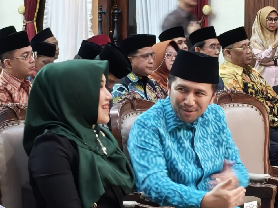Wakil Gubernur Jatim Emil Elestianto Dardak berbincang akrab bersama Anggota DPD RI terpilih Dr. Lia Istifhama (Ning Lia) di sela prosesi Pengukuhan Pengurus ICMI Orwil Jawa Timur di Gedung Negara Grahadi, Surabaya.
