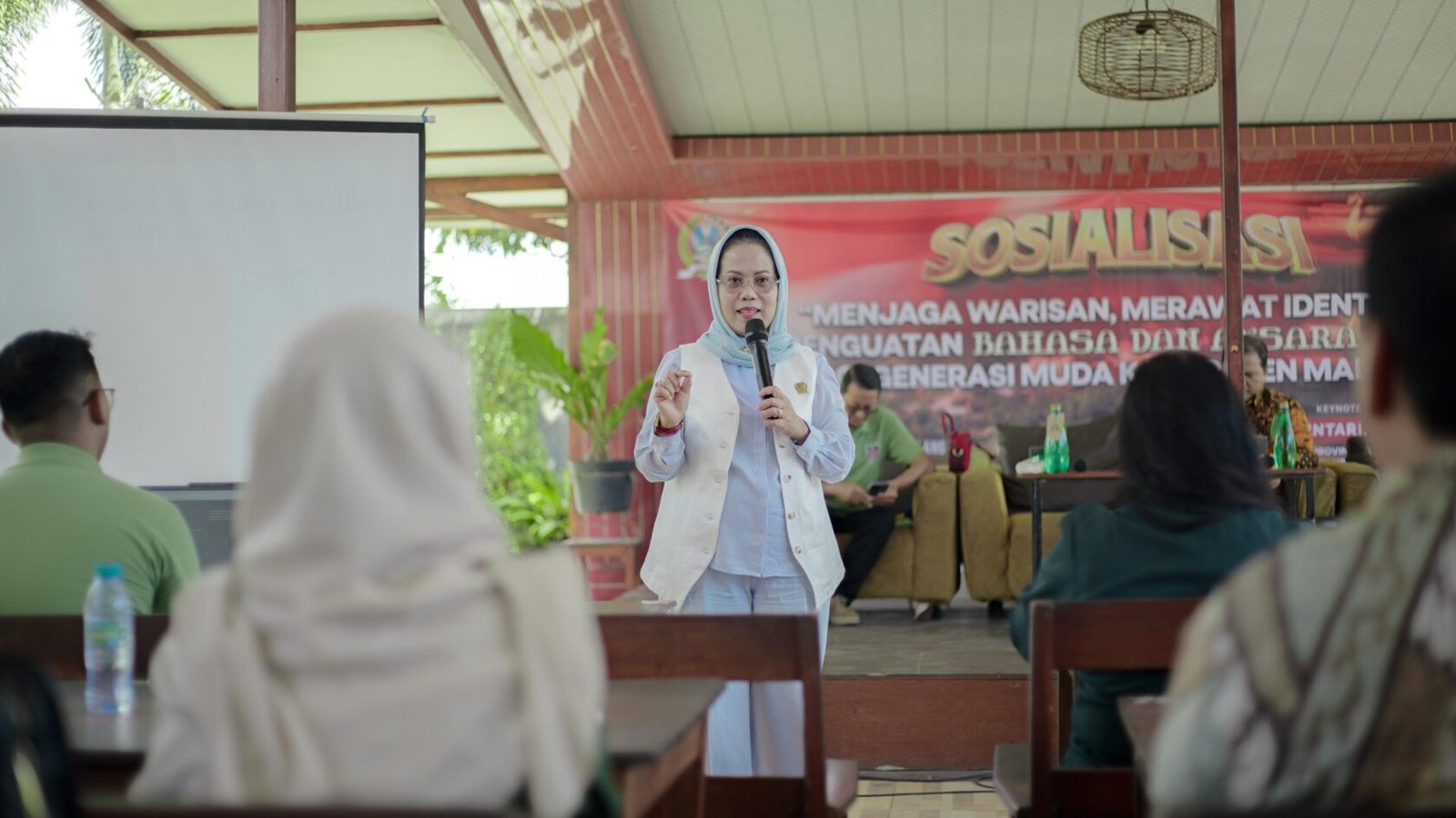 Dr. Sri Untari Bisowarno, M.A.P., tengah memberikan pemaparan materi sebagai *keynote speaker* di hadapan para guru dalam acara Sosialisasi Penguatan Literasi Aksara Jawa di Kepanjen, Kabupaten Malang.