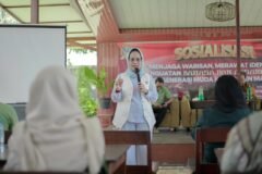 Dr. Sri Untari Bisowarno, M.A.P., tengah memberikan pemaparan materi sebagai *keynote speaker* di hadapan para guru dalam acara Sosialisasi Penguatan Literasi Aksara Jawa di Kepanjen, Kabupaten Malang.