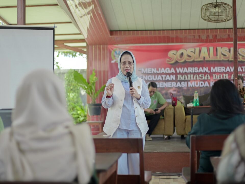 Dr. Sri Untari Bisowarno, M.A.P., tengah memberikan pemaparan materi sebagai *keynote speaker* di hadapan para guru dalam acara Sosialisasi Penguatan Literasi Aksara Jawa di Kepanjen, Kabupaten Malang.