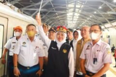 Gubernur Jawa Timur Khofifah Indar Parawansa mengangkat tongkat semboyan keberangkatan kereta api didampingi jajaran Dishub dan PT KAI dalam rangka Hari Kereta Api Nasional ke-81.