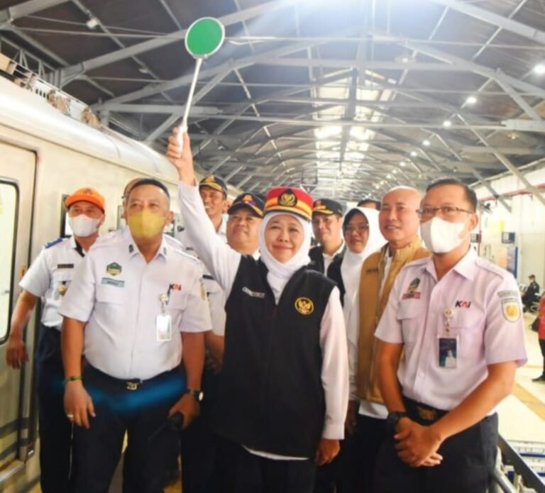 Gubernur Jawa Timur Khofifah Indar Parawansa mengangkat tongkat semboyan keberangkatan kereta api didampingi jajaran Dishub dan PT KAI dalam rangka Hari Kereta Api Nasional ke-81.