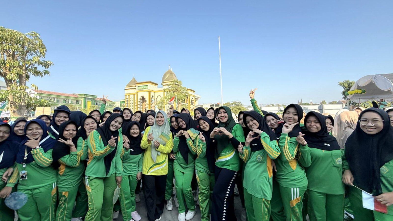 Anggota DPD RI Jawa Timur, Dr. Lia Istifhama (tengah), tampak tersenyum lepas saat dikelilingi santriwati yang antusias mengajak berfoto bersama dalam perayaan Harlah ke-20 Pondok Pesantren Modern Al-Fatimah di Bojonegoro, Minggu (13/9/2026).