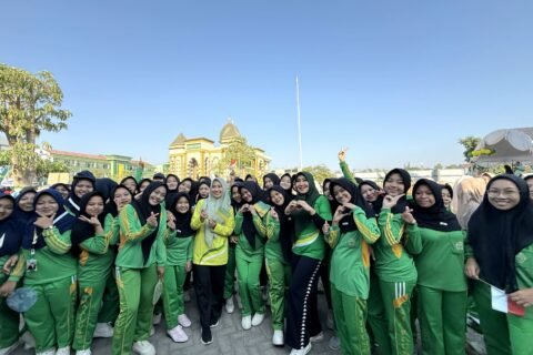 Anggota DPD RI Jawa Timur, Dr. Lia Istifhama (tengah), tampak tersenyum lepas saat dikelilingi santriwati yang antusias mengajak berfoto bersama dalam perayaan Harlah ke-20 Pondok Pesantren Modern Al-Fatimah di Bojonegoro, Minggu (13/9/2026).