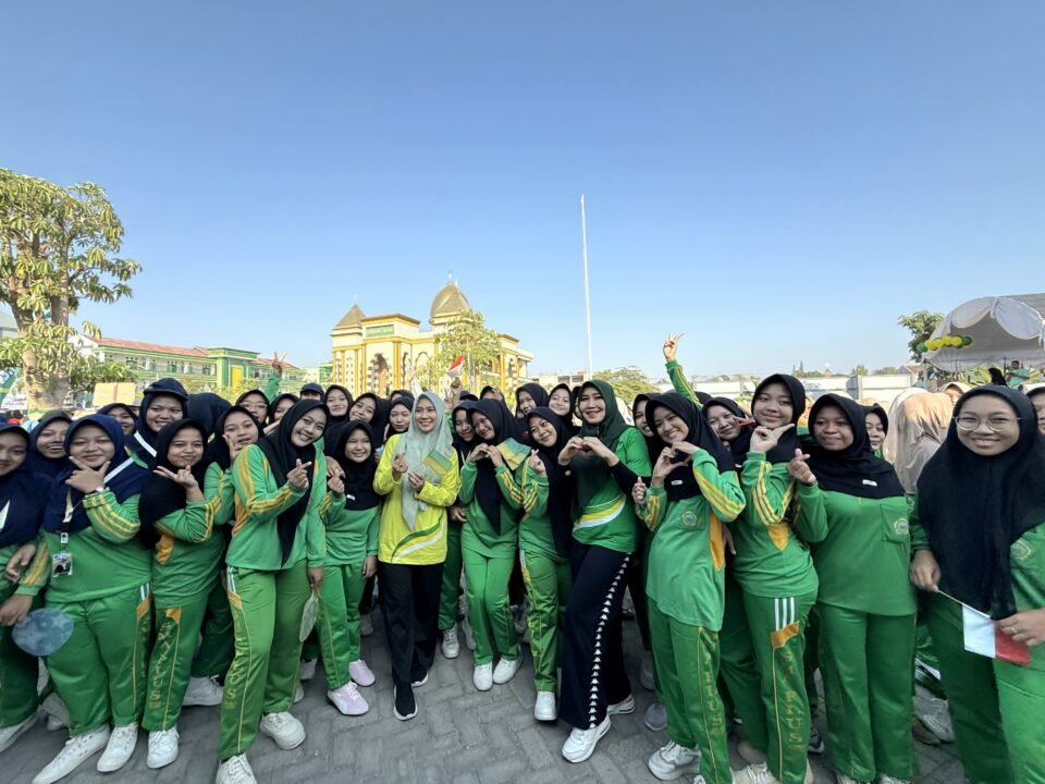 Anggota DPD RI Jawa Timur, Dr. Lia Istifhama (tengah), tampak tersenyum lepas saat dikelilingi santriwati yang antusias mengajak berfoto bersama dalam perayaan Harlah ke-20 Pondok Pesantren Modern Al-Fatimah di Bojonegoro, Minggu (13/9/2026).