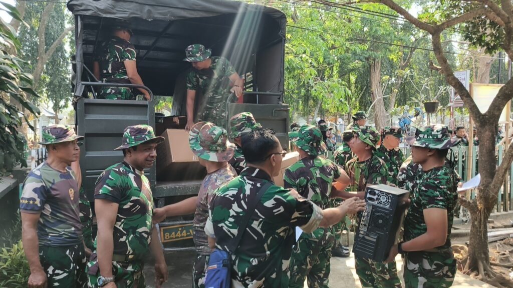 Sejumlah personel Kodim 0833/Kota Malang bergotong royong membantu proses pemindahan barang milik penghuni ke dalam truk saat penertiban Rumah Dinas TNI AD yang berlangsung humanis dan persuasif, Kamis (3/9/2026).