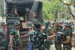 Sejumlah personel Kodim 0833/Kota Malang bergotong royong membantu proses pemindahan barang milik penghuni ke dalam truk saat penertiban Rumah Dinas TNI AD yang berlangsung humanis dan persuasif, Kamis (3/9/2026).
