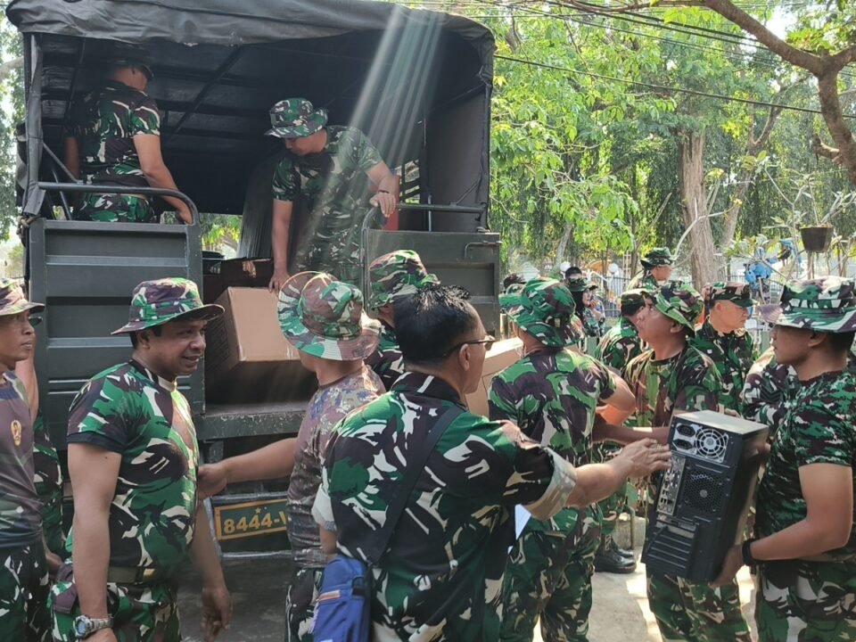 Sejumlah personel Kodim 0833/Kota Malang bergotong royong membantu proses pemindahan barang milik penghuni ke dalam truk saat penertiban Rumah Dinas TNI AD yang berlangsung humanis dan persuasif, Kamis (3/9/2026).
