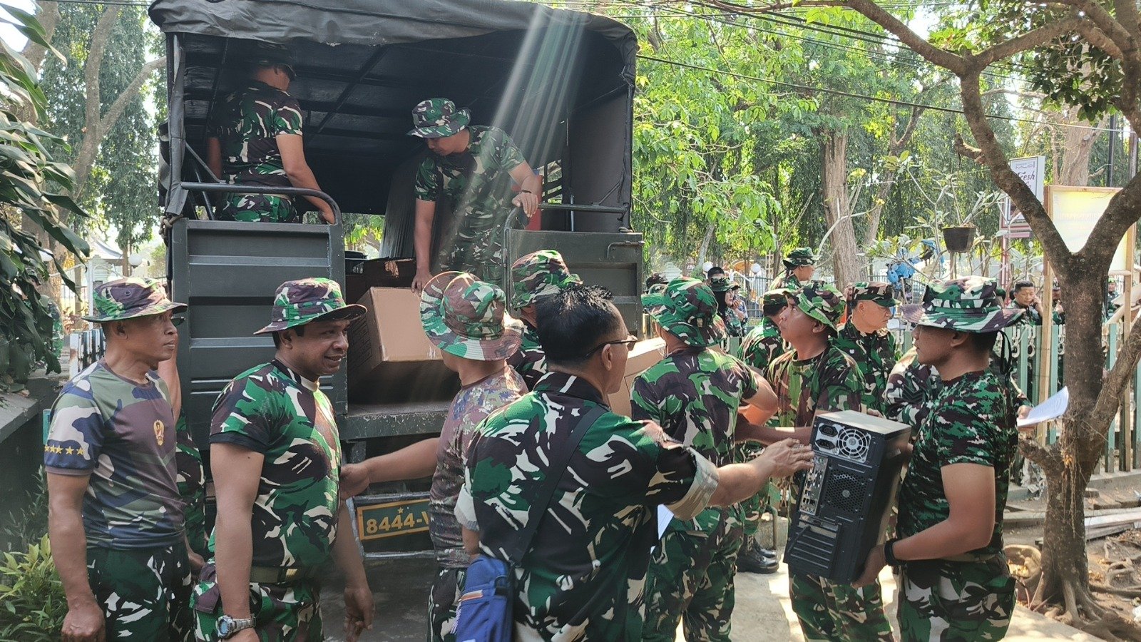 Sejumlah personel Kodim 0833/Kota Malang bergotong royong membantu proses pemindahan barang milik penghuni ke dalam truk saat penertiban Rumah Dinas TNI AD yang berlangsung humanis dan persuasif, Kamis (3/9/2026).