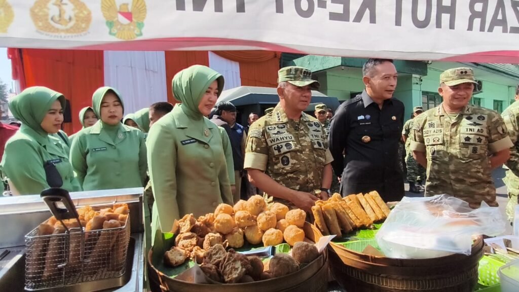 Dandim 0833/Kota Malang Letkol Inf Dedy Azis bersama Wali Kota Malang Wahyu Hidayat dan jajaran Persit KCK meninjau stan kuliner UMKM dalam Bazar Murah memperingati HUT ke-81 TNI di Makodim 0833/Kota Malang, Selasa (22/09).