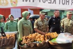 Dandim 0833/Kota Malang Letkol Inf Dedy Azis bersama Wali Kota Malang Wahyu Hidayat dan jajaran Persit KCK meninjau stan kuliner UMKM dalam Bazar Murah memperingati HUT ke-81 TNI di Makodim 0833/Kota Malang, Selasa (22/09).