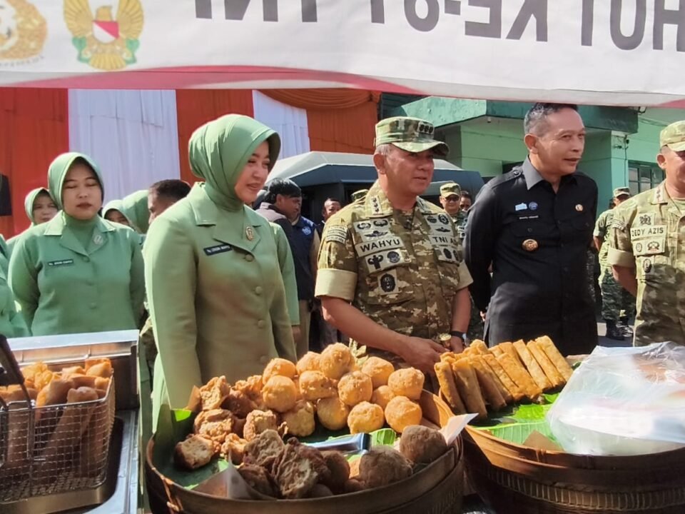 Dandim 0833/Kota Malang Letkol Inf Dedy Azis bersama Wali Kota Malang Wahyu Hidayat dan jajaran Persit KCK meninjau stan kuliner UMKM dalam Bazar Murah memperingati HUT ke-81 TNI di Makodim 0833/Kota Malang, Selasa (22/09).