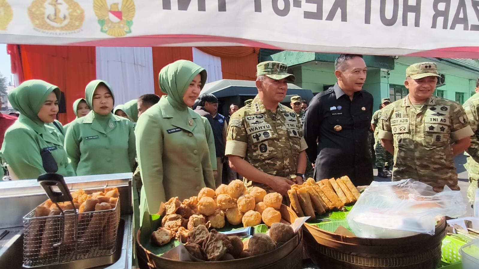 Dandim 0833/Kota Malang Letkol Inf Dedy Azis bersama Wali Kota Malang Wahyu Hidayat dan jajaran Persit KCK meninjau stan kuliner UMKM dalam Bazar Murah memperingati HUT ke-81 TNI di Makodim 0833/Kota Malang, Selasa (22/09).