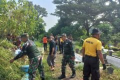 Personel Koramil 0833-03/Blimbing bersama aparat kepolisian dan warga bergotong royong membersihkan rumput liar di TPU Kelurahan Pandanwangi, Kota Malang, dalam rangka menyambut HUT ke-81 TNI, Selasa (22/09).