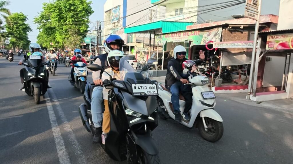Para peserta kegiatan "Gas Bareng Ayah" mengendarai sepeda motor dengan perlengkapan keselamatan lengkap saat melintasi ruas jalan Kota Pasuruan dalam rangka HUT Lalu Lintas ke-71.