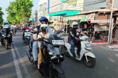 Para peserta kegiatan "Gas Bareng Ayah" mengendarai sepeda motor dengan perlengkapan keselamatan lengkap saat melintasi ruas jalan Kota Pasuruan dalam rangka HUT Lalu Lintas ke-71.