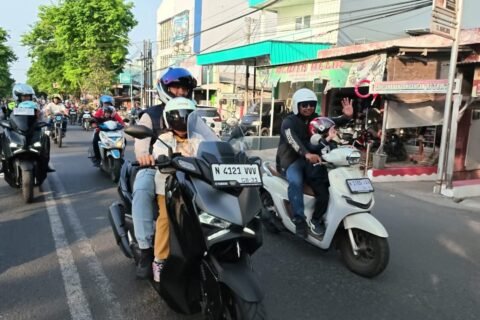 Para peserta kegiatan "Gas Bareng Ayah" mengendarai sepeda motor dengan perlengkapan keselamatan lengkap saat melintasi ruas jalan Kota Pasuruan dalam rangka HUT Lalu Lintas ke-71.