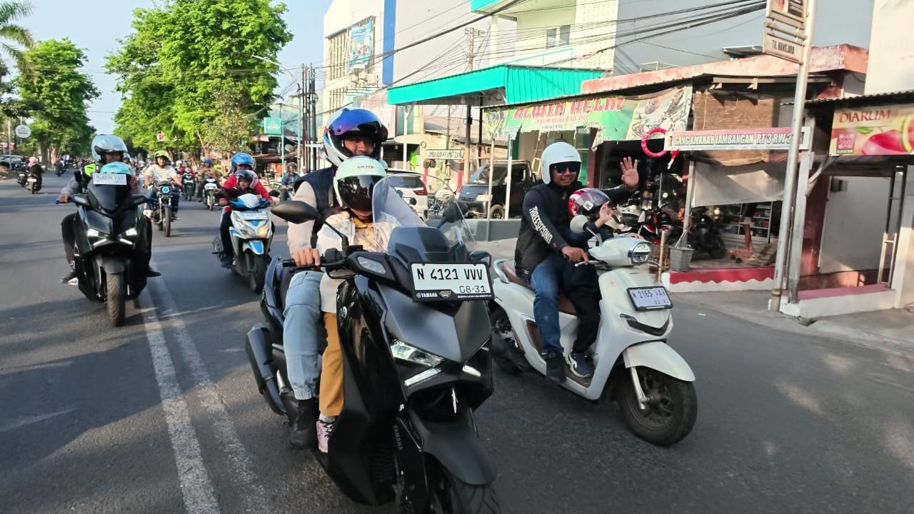 Para peserta kegiatan "Gas Bareng Ayah" mengendarai sepeda motor dengan perlengkapan keselamatan lengkap saat melintasi ruas jalan Kota Pasuruan dalam rangka HUT Lalu Lintas ke-71.