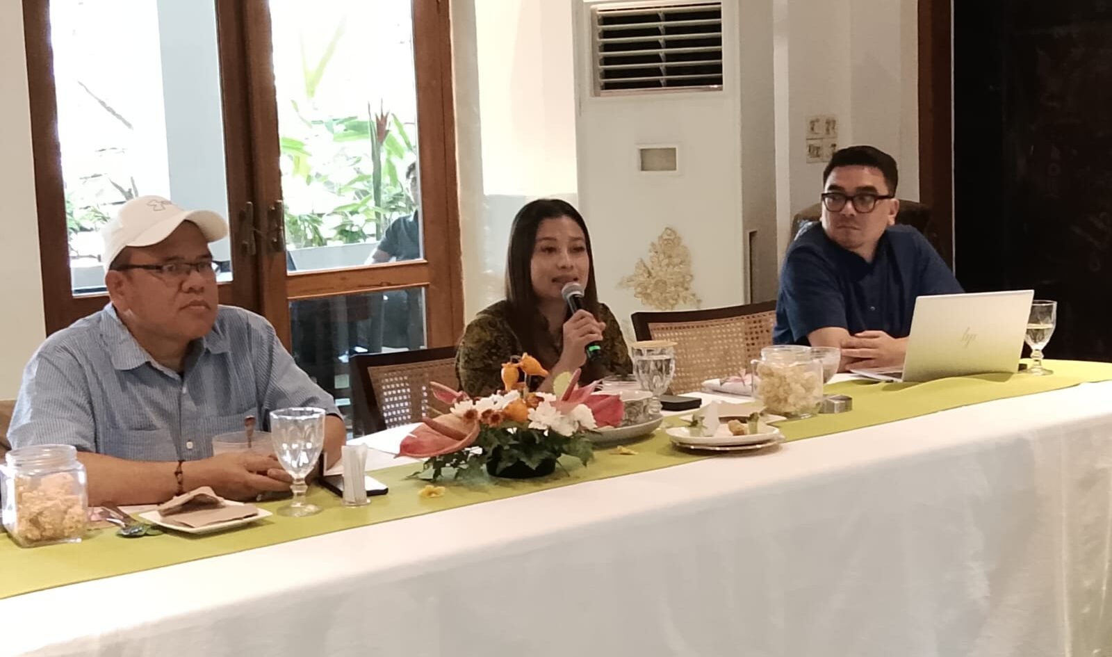 Analis Divisi Penanganan Penipuan Transaksi Keuangan Satgas PASTI, Mita Rike (tengah), saat membeberkan evolusi modus kejahatan keuangan yang kini menyasar sisi emosional korban.