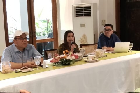 Analis Divisi Penanganan Penipuan Transaksi Keuangan Satgas PASTI, Mita Rike (tengah), saat membeberkan evolusi modus kejahatan keuangan yang kini menyasar sisi emosional korban.