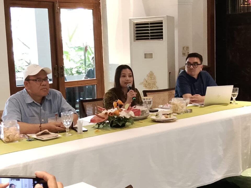Analis Divisi Penanganan Penipuan Transaksi Keuangan Satgas PASTI, Mita Rike (tengah), saat membeberkan evolusi modus kejahatan keuangan yang kini menyasar sisi emosional korban.