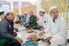 Suasana ramah tamah anggota IASS Rejoso dan warga saat menikmati sarapan pagi dan kopi bersama setelah merampungkan kegiatan Kesadaran Subuh Berjamaah (KSB) di teras Masjid Nurul Jadid, Kedumbako, Pasuruan