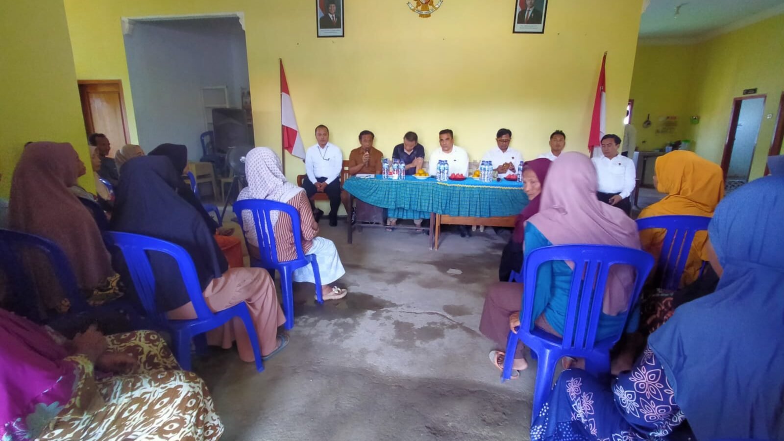 H. Decky, sekdes dan pihak desa terima ibu ibu warga Dusun Bulu