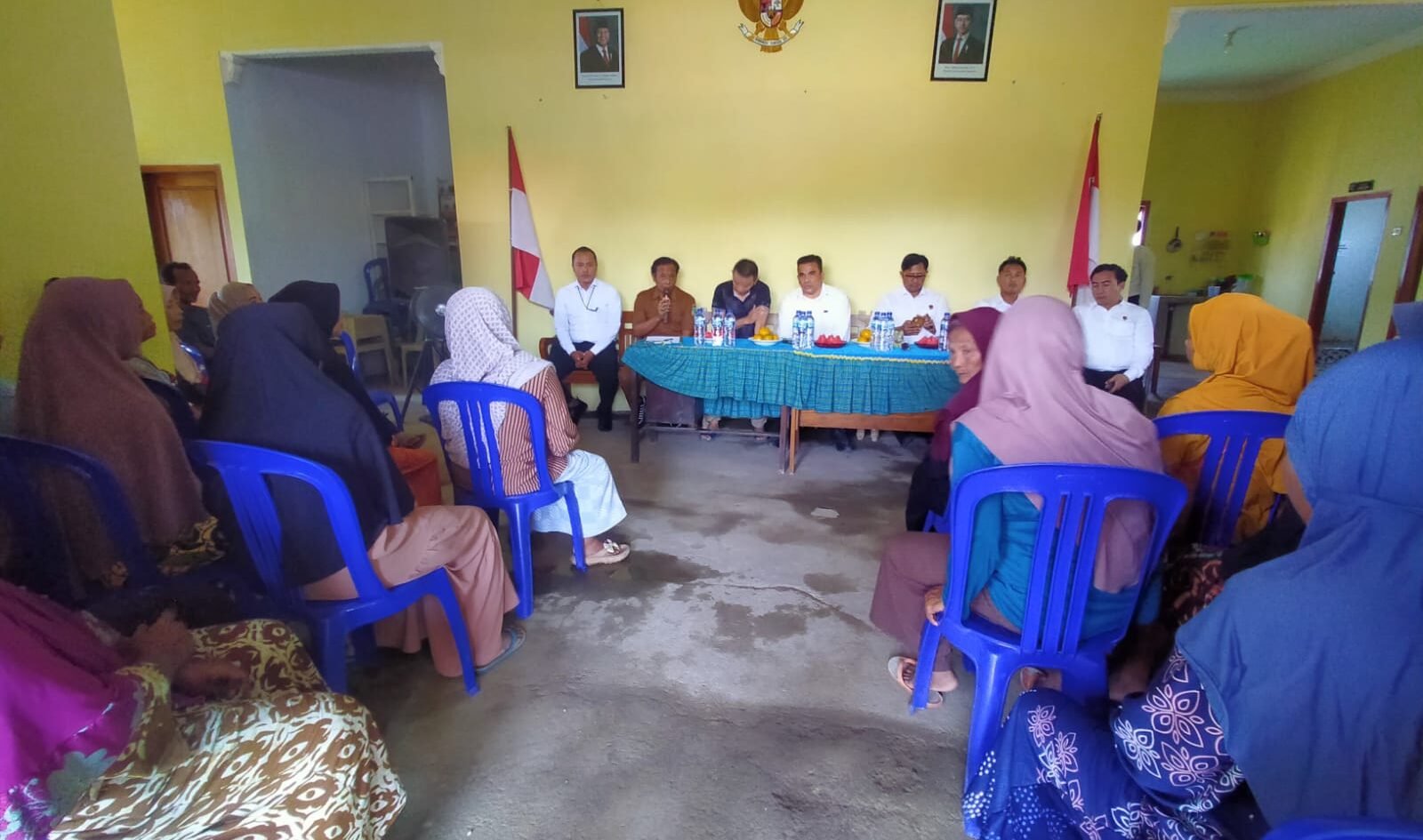 H. Decky, sekdes dan pihak desa terima ibu ibu warga Dusun Bulu